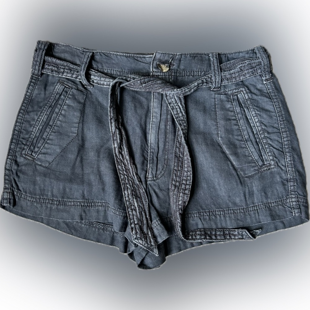 Size 8 NEVER WORN American Eagle black linen blend shorts w/ belt